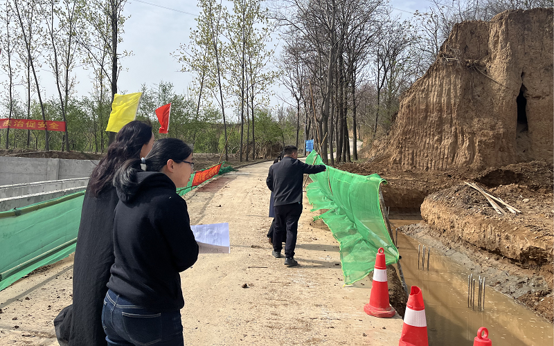 上圖為查看朝陽鎮(zhèn)污水處理廠尾水濕地建設項目進展情況.png